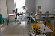 Un médecin dans un centre de consultation Covid-19, à Tinteniac (Ille-et-Vilaine), en mars 2020.