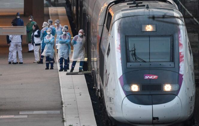 Du personnel médical attendant des malades du Covid-19 transférés depuis Mulhouse en TGV, dimanche 29 mars.