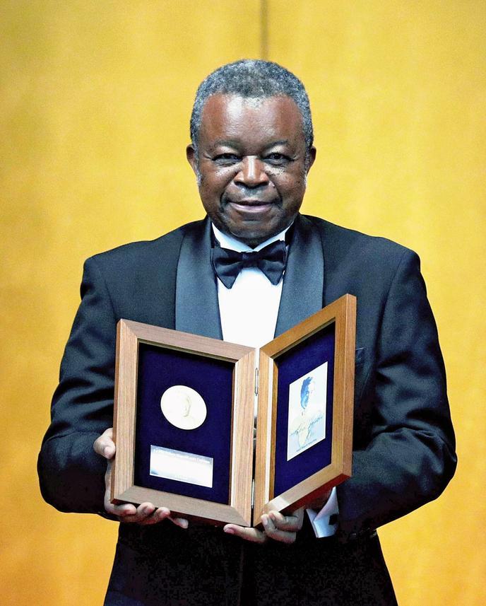 La carrière de Jean-Jacques Muyembe a été couronnée de nombreux prix, comme le prestigieux Hideyo Noguchi Africa Prize, qui lui a été remis à Tokyo, le 30 août 2019.
