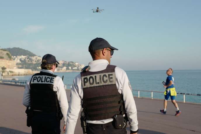 Des officiers de police utilisent un drone pour contrôler les passants sur la promenade des Anglais, à Nice (Alpes-Maritimes), le 19 mars.