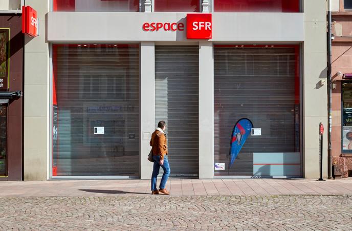 Devant une boutique SFR, à Mulhouse, le 12 mars.