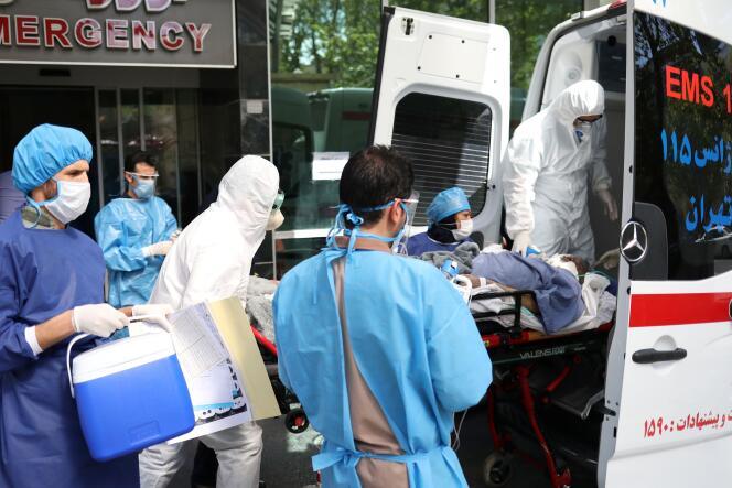 Des médecins et des infirmières urgentistese transfèrent un patient atteint par le Covid-19, à Téhéran, le 30 mars.