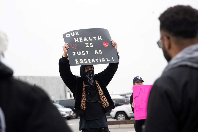 Le salarié d’Amazon Chris Smalls proteste contre le manque de protection contre le Covid-19, devant un entrepôt de Staten Island, à New York, le 30 mars 2020.