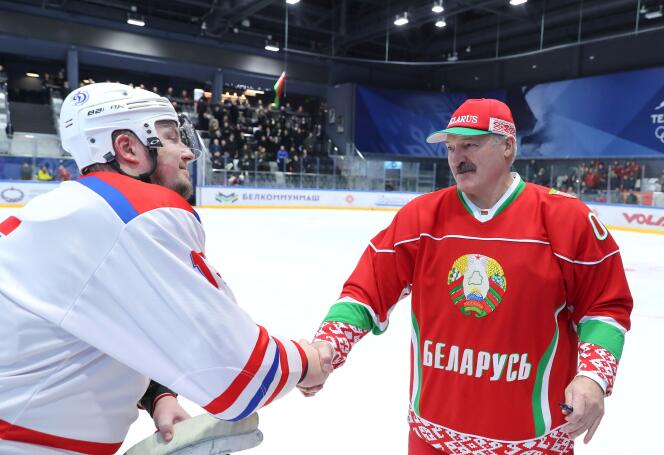 Le président biélorusse Alexandre Loukachenko serre la main d’un joueur de hockey sur glace, à Minsk, le 28 mars.