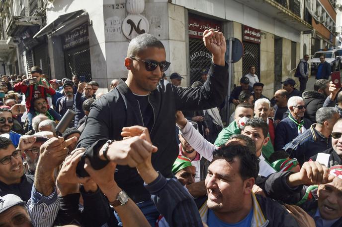 Le 6 mars 2020, à Alger, le journaliste Khaled Drareni est porté sur les épaules de manifestants durant une marche du Hirak.