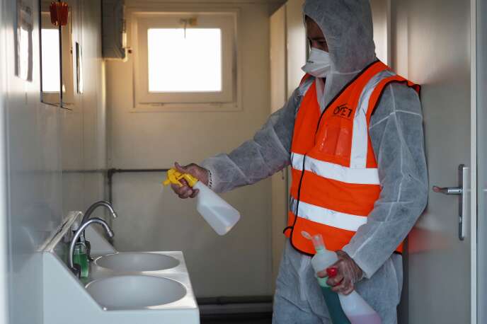 Un employé du groupe de nettoyage Onet, à Déols, près de Châteauroux (Indre), le 26 mars.