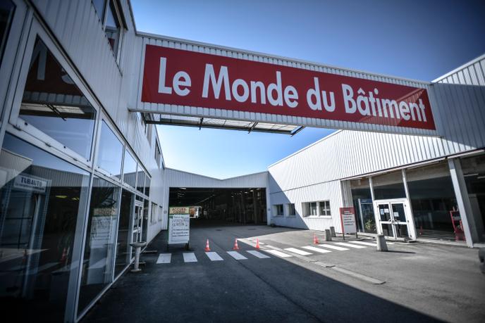 Un magasin de matériel de construction fermé près de Troyes, le 24 mars 2020.