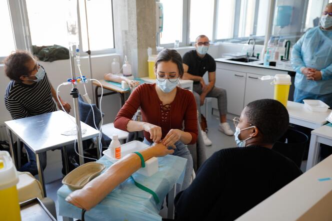 Sur le campus de Picpus, à Paris, le lundi 30 mars, des étudiants sont formés aux rudiments du métier d’infirmier.