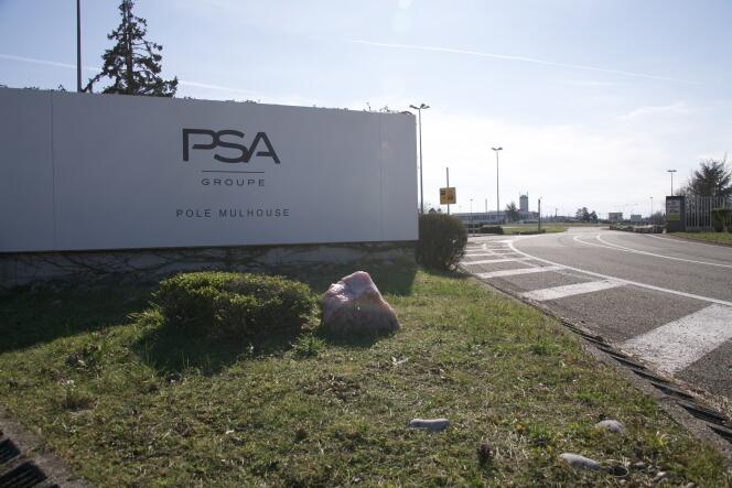 Entrée principale de l’usine PSA de Mulhouse, à Sausheim (Haut-Rhin), le 16 mars.