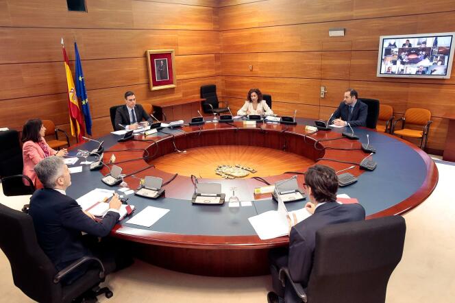 Le premier ministre espagnol, Pedro Sanchez, en visioconférence d’urgence pour lutter contre l’épidémie due au coronavirus, à Madrid, le 29 mars.