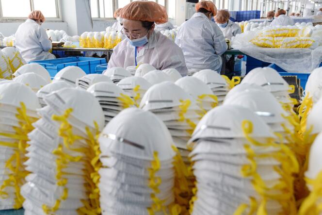 Dans une usine de fabrication de masques à Handan (dans la province chinoise de Hebei), le 28 février.