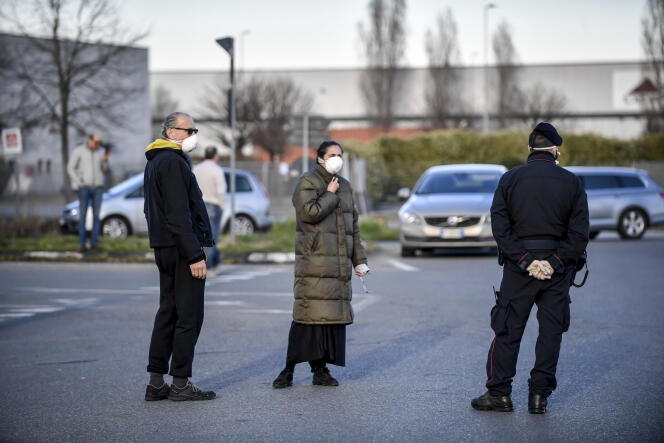 Des contrôles de police à l’entrée de la ville de Casalpusterlengo, dans la province de Lodi, en Lombardie, le 8 mars.