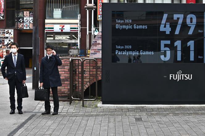 Un compteur montre le nombre de jours restants avant les Jeux olympiques et paralympiques de Tokyo, après leur report à 2021 pour cause de pandémie de Covid-19, le 31 mars à Tokyo.