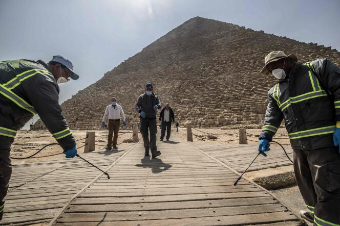 Désinfection devant une des pyramides de Gizeh, au Caire, le 25 mars.