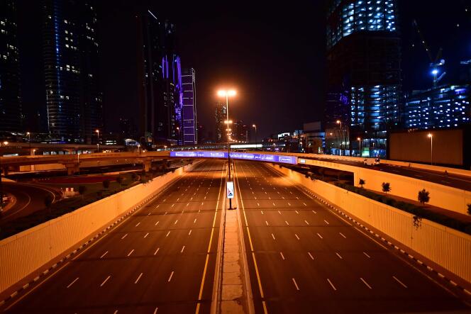 Une route déserte de Dubaï (Emirats arabes unis), le 27 mars.