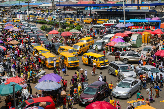 Un marché alimentaire à Lagos le 30 mars, après que le président nigérian Muhammadu Buhari a appelé à une interdiction de « tout mouvement » à partir du dimanche 29 mars pour limiter la propagation du Covid-19.