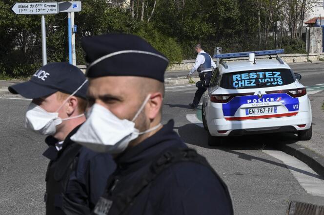 Des policiers à Marseille, le 1er avril.