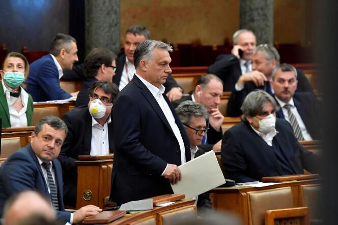 Le premier ministre hongrois, Viktor Orban, arrive au Parlement pour voter une loi donnant des « pouvoirs spéciaux » au gouvernement durant la crise du coronavirus, le 30 mars, à Budapest.