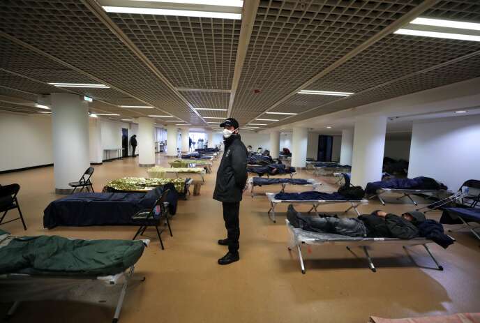 Un agent de sécurité se tient près des lits installés à l’intérieur du Palais des Festivals de Cannes, le 24 mars.