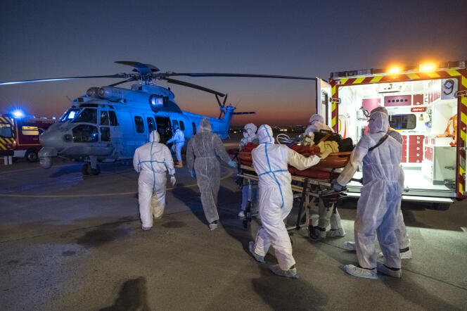 Un patient atteint du Covid-19 est évacué par hélicoptère, le 1er avril à l’aéroport d’Orly.