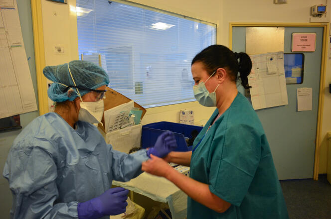 Des infirmières se préparent avant d’assister un patient atteint du SARS-CoV-2, le 13 mars à Paris.