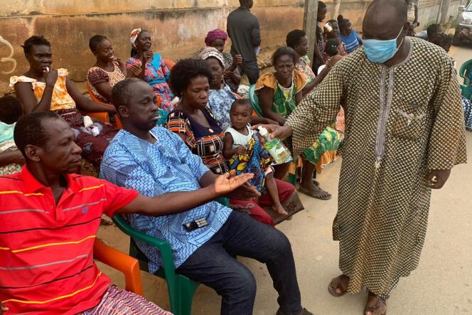 Fin mars, dans le village d’Azaguié Blida, à 30 km d’Abidjan, l’adjoint du chef traditionnel Alexis Okou Ahouasso donne l’exemple avec masque, gel hydroalcoolique et verbe haut à sa communauté.