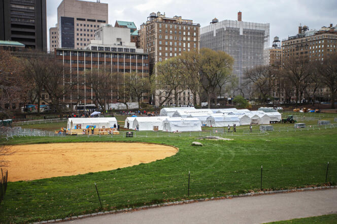 Les installations de Samaritan’s Purse, dans Central Park, sont destinées aux patients envoyés par l’hôpital Mount Sinai, situé en face (ici, le 31 mars).