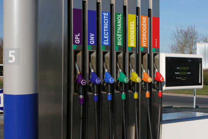 Station-service, pompes distribuant des carburants écologiques (GPL, GNV, électricité, bioéthanol, biodiesel, hydrogène).
