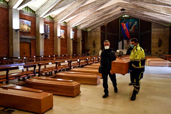 Des cercueils sont rassemblés dans l’Eglise San Giuseppe près de Bergame, épicentre du coronavirus en Italie, le 26 mars.