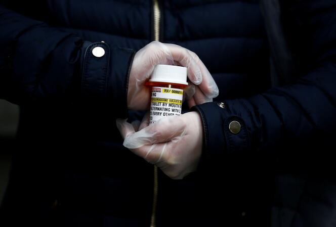 Un tube d’hydroxychloroquine, difficilement obtenu par une femme atteinte de lupus, le 31 mars à Seattle (Etat de Washington).