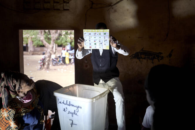 Dépouillement du scrutin du premier tour des législatives dans un bureau de vote de Bamako, le 29 mars 2020.