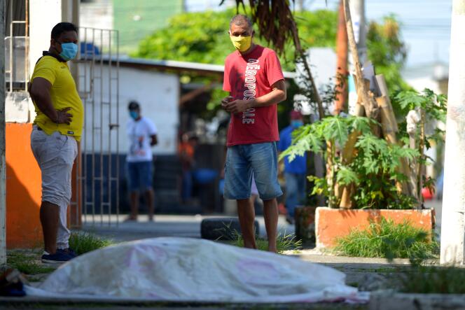 Un cadavre qui aurait été laissé dans la rue depuis trois jours, devant une clinique de Guayaquil en Equateur, le 3 avril.