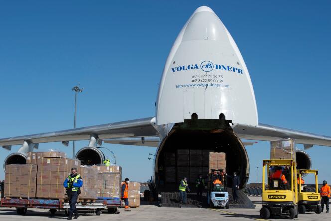 « Des pays ouvrent grand leurs frontières aux importations, mais interdisent les exportations » (Un Antonov à l’aérodrome de Vatry livre des masques en provenance de Chine, le 30 mars).