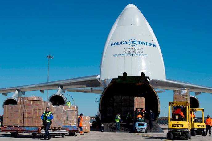 « Des pays ouvrent grand leurs frontières aux importations, mais interdisent les exportations » (Un Antonov à l’aérodrome de Vatry livre des masques en provenance de Chine, le 30 mars).