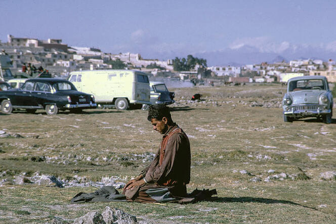 Un homme fait sa prière de l’après-midi à Kaboul (Afghanistan), en 1968.