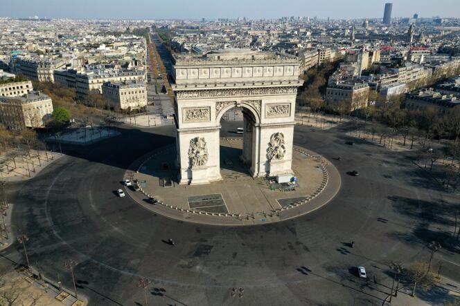 La place de l’Etoile et l’Arc de triomphe desertés, le 1er avril.
