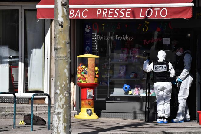 Des officiers de police sur les lieux de l’attaque au couteau, dans le centre de Romans-sur-Isère (Drôme), le 4 avril 2020.