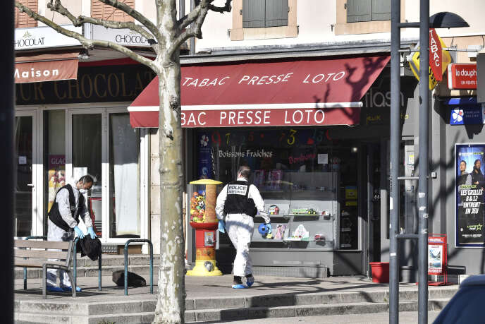 Un officier de police à Romans-sur-Isère, après l’attaque au couteau qui y a fait deux morts, le 4 avril 2020.