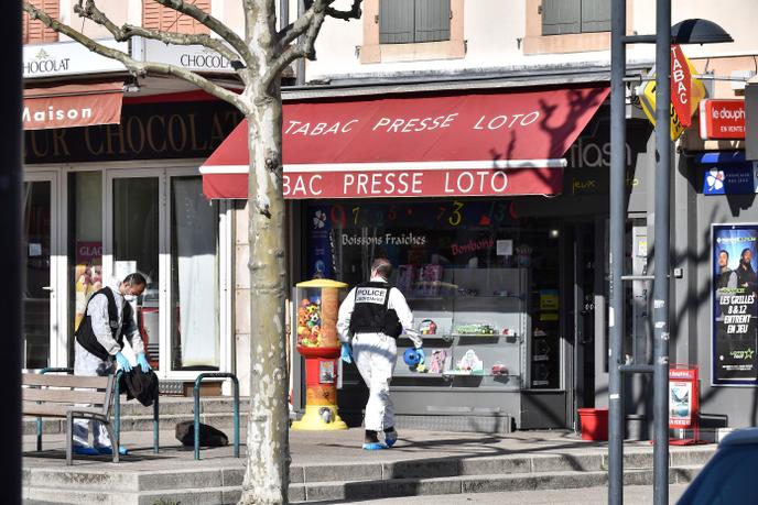 Un officier de police à Romans-sur-Isère, après l’attaque au couteau qui y a fait deux morts, le 4 avril 2020.