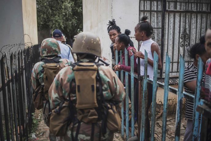 Les Forces de défense d’Afrique du Sud patrouillent pendant le confinement, à Eldorado Park en banlieue de Johannesburg, le 30 mars.
