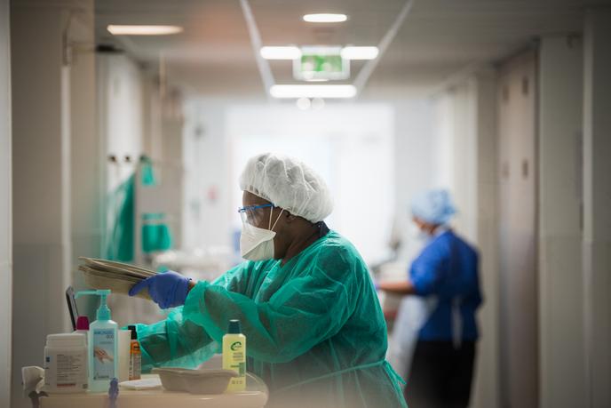 « Les effectifs de la fonction publique hospitalière ont connu pour la première fois en 2018 une baisse de 2 200 salariés » (hôpital Delafontaine de Saint-Denis, lors de la crise de Covid 19, le 3 avril).