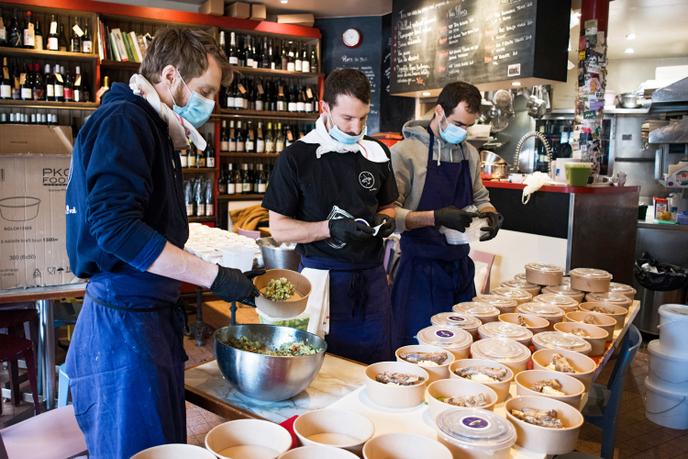 L’équipe du restaurant Le Verre volé, le 30 mars, à Paris, en pleine préparation de sa livraison pour l’hôpital Lariboisière.