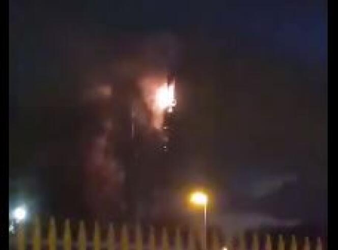 Images d’amateur d’une antenne téléphonique en feu à Birmingham, le 4 avril.
