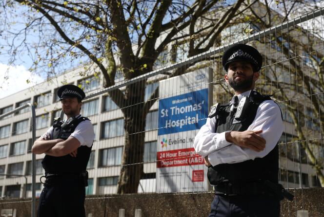 Des policiers surveillent l’entrée de l’hôpital St. Thomas après que Boris Johnson y a été pris en charge, à Londres, le 6 avril.