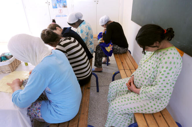 De jeunes mères et des femmes enceintes célibataires au siège de l’unité de protection Basma à Casablanca, suite à une grossesse non désirée, en mai 2010.