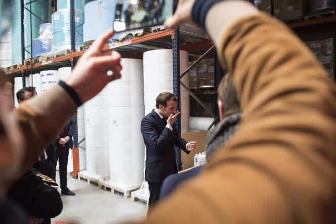 Emmanuel Macron en visite dans une usine de fabrication de masques à Saint-Barthélémy-d’Anjou près d’Angers (Maine-et-Loire), le 31 mars.