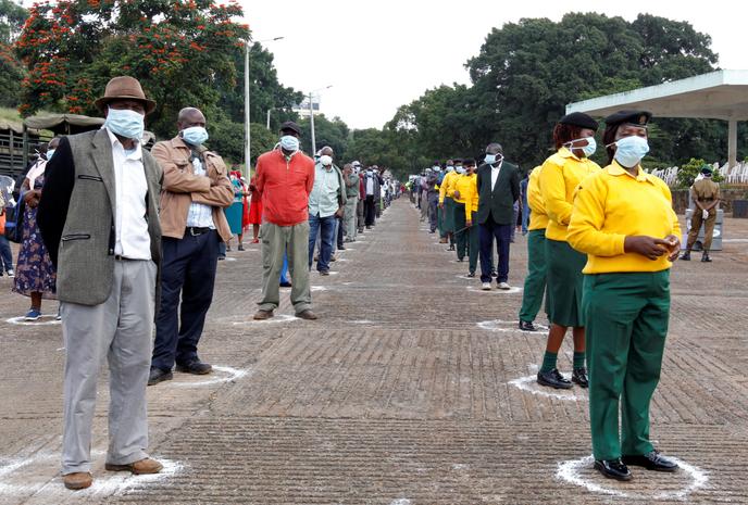 Les salariés du gouvernement du comté de Nairobi font la queue tout en observant la distanciation sociale pour collecter des lettres de redéploiement par les services métropolitains de la ville, le 6 avril 2020.