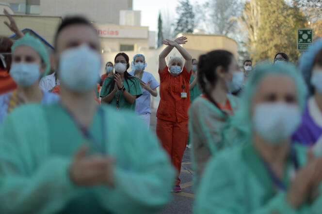 Applaudissements en soutien à l’ensemble du personnel soignant, à l’hôpital Gregorio Maranon à Madrid, le 1er avril.