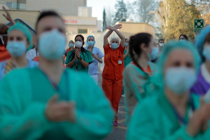 Applaudissements en soutien à l’ensemble du personnel soignant, à l’hôpital Gregorio Maranon à Madrid, le 1er avril.