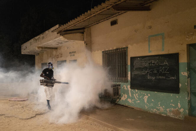 Désinfection d’une école pendant l’épidémie de Covid-19 à Dakar, au Sénégal, le 1er avril.